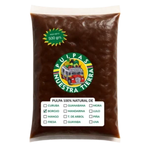Una bolsa sellada de 500 gramos de pulpa de fruta de color marrón oscuro etiquetada como Pulpa 100% Natural de Nuestra Tierra, con un colorido logotipo de autobús y una lista de sabores de pulpas de fruta Colombia, con Borojó a cuadros. - Pulpas Nuestra Tierra