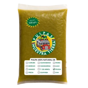 Bolsa de 500 gramos de pulpa de fruta verde Pulpa Nuestra Tierra -pulpas de fruta natural- procedente de Colombia. El anverso muestra un logotipo con frutas y un autobús, además de una lista de control que indica el sabor a feijoa y la ausencia de productos químicos añadidos. - Pulpas Nuestra Tierra