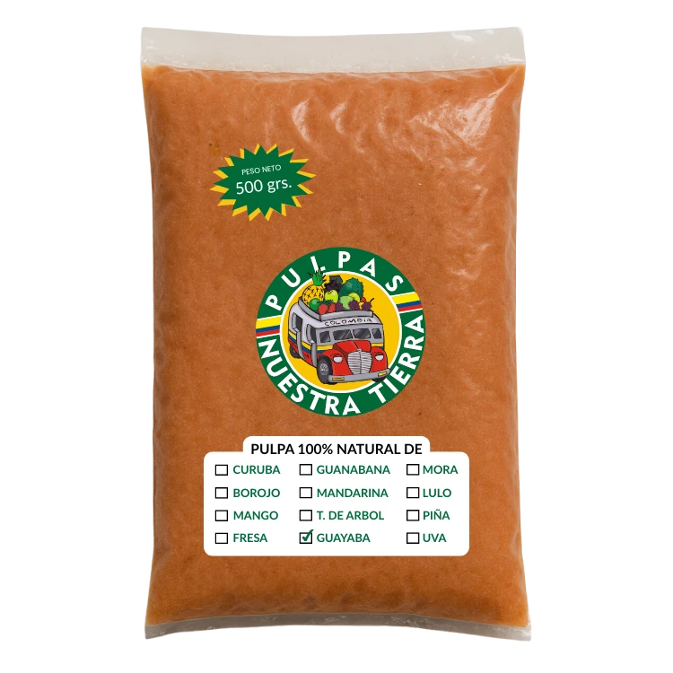 Una bolsa de 500 g de Pulpa Nuestra Tierra, que ofrece pulpas de fruta natural. La casilla marcada indica el sabor a guayaba. El envase transparente muestra pulpa de naranja, un colorido logotipo y casillas de ingredientes para fruta fresca sin productos químicos añadidos. - Pulpas Nuestra Tierra