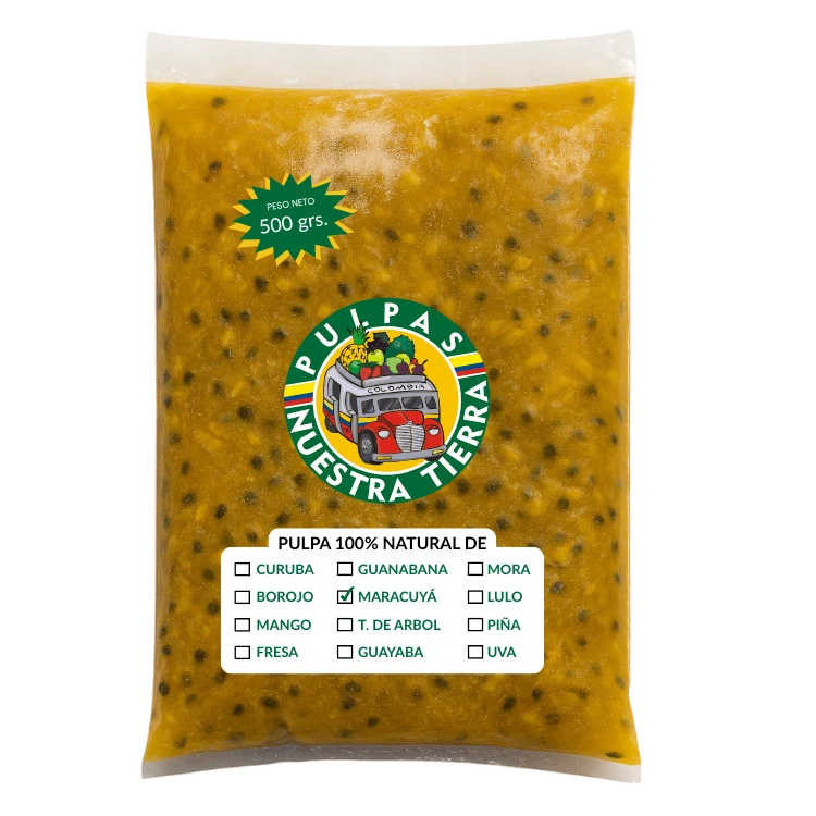 Una bolsa de plástico transparente que contiene 500 gramos de pulpas de fruta Colombia con semillas visibles de maracuyá, con la etiqueta Pulpas Nuestra Tierra y una lista de verificación en la que se destaca Maracuyá (fruta de la pasión) como el sabor seleccionado. - Pulpas Nuestra Tierra