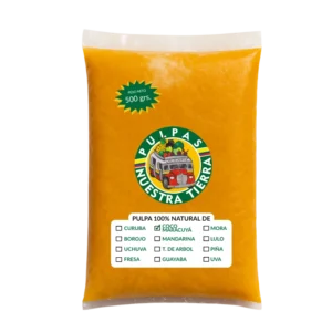 Un paquete transparente de 500 g de pulpa de coco maracuya Pulpas Nuestra Tierra, de color naranja brillante, 100% natural y sin conservantes, con una colorida marca en la etiqueta. - Pulpas Nuestra Tierra